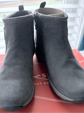 Easy Spirit Women's Gray Lightweight Ultra Flexible Suede Ankle Booties, 7M